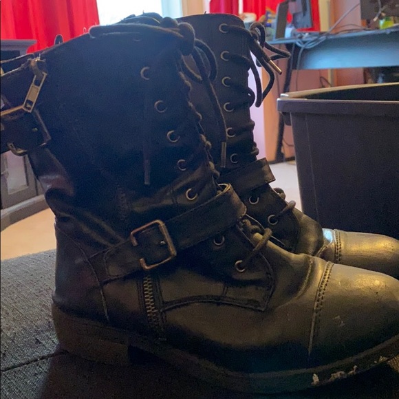 Black lace up boots - Picture 2 of 5